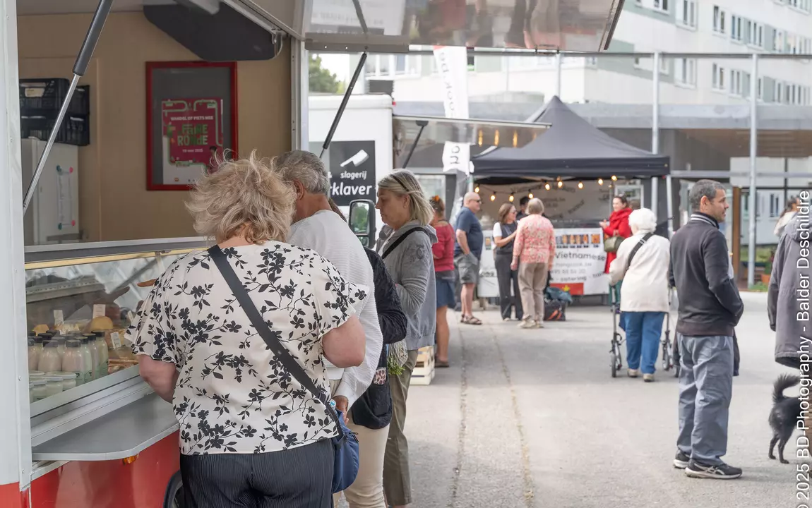Mensen winkelen op de markt