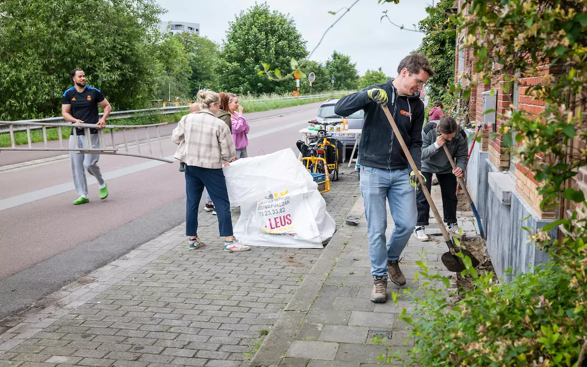 buren samen in de weer met ladders, aarde en schoppen