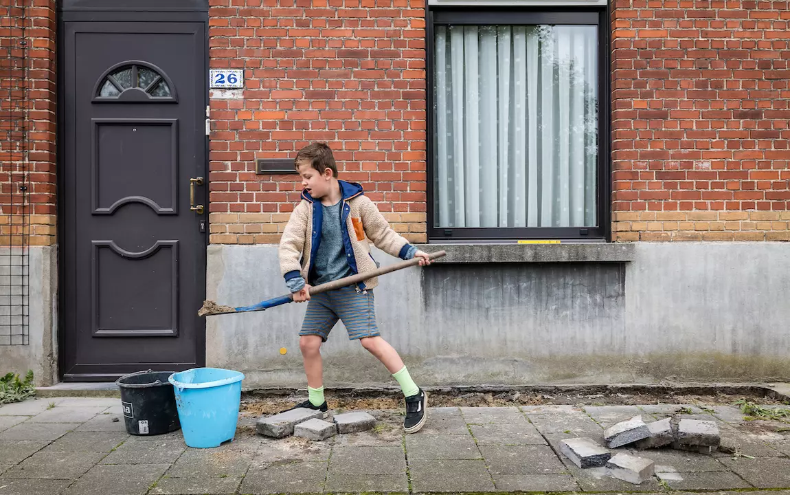 Kind in Gent verwijdert stoeptegels om een geveltuin te maken