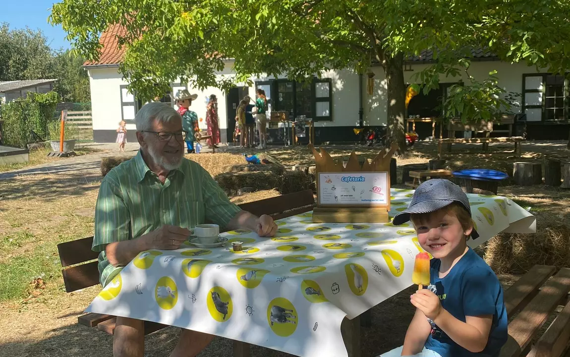 Ijsje smullen van de cafetaria