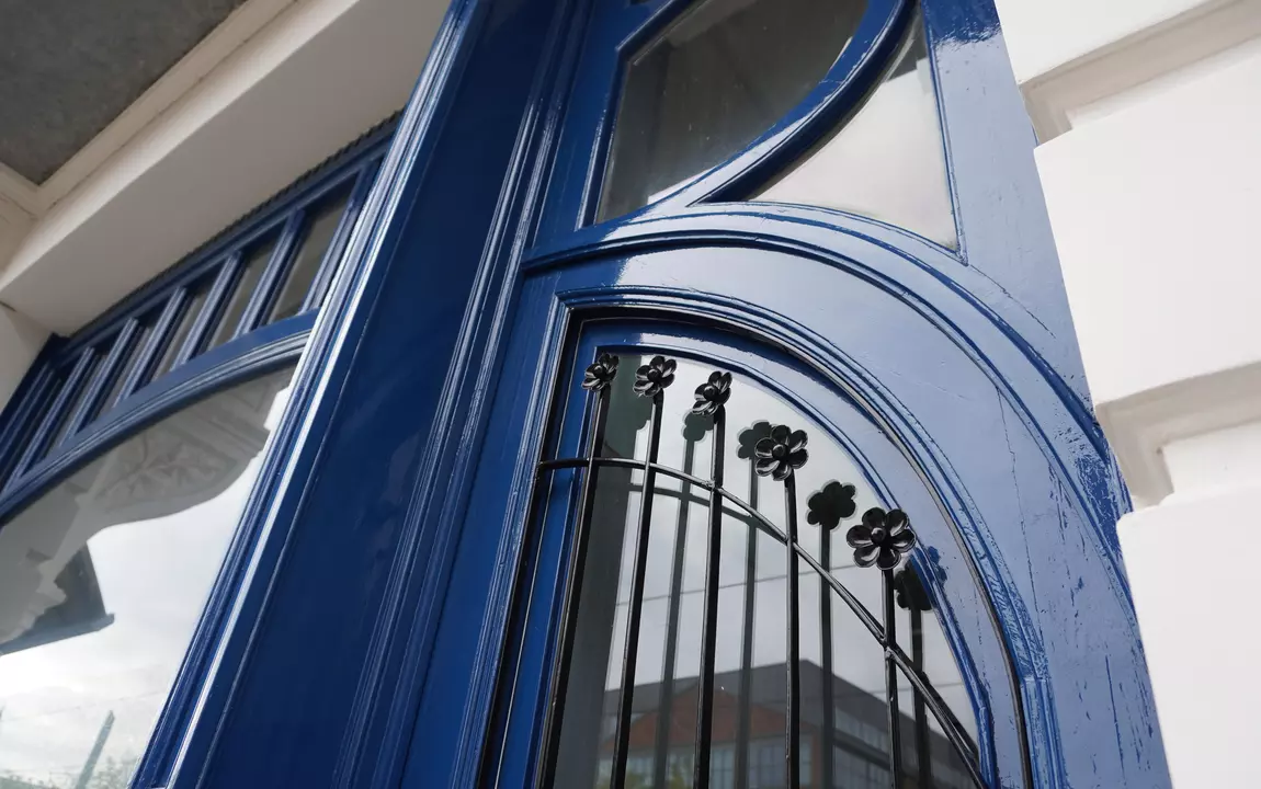 Detail van de gerestaureerde voorgevel