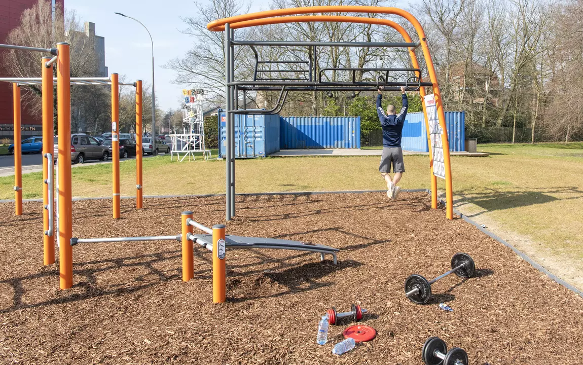 Een man die aan een workout bezig is op de trimtoestellen in de Kikvorsstraat
