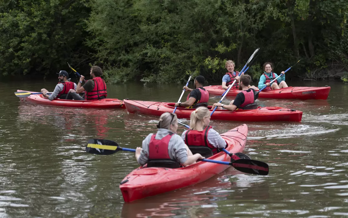 Een groep die aan het kajakken is op de Leie in Gent