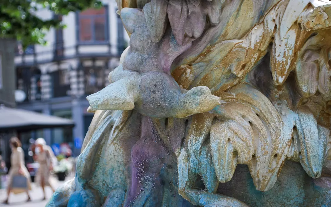 Eenden aan de zijkant van de fontein 'De Eendenjacht'