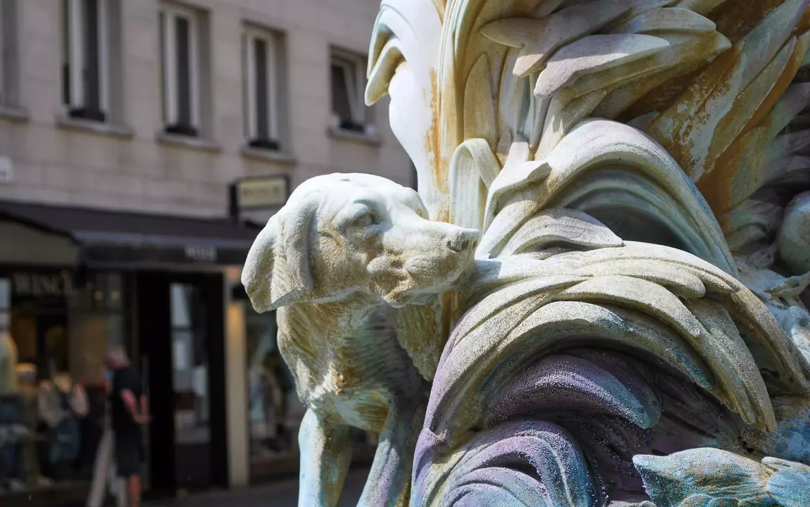 De jachthond aan de zijkant van de fontein 'De Eendenjacht'