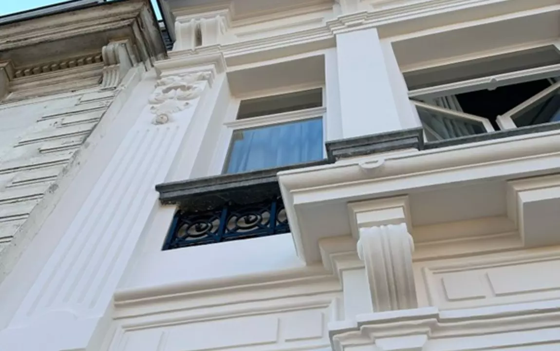Detailbeeld van de gerestaureerde voorgevel