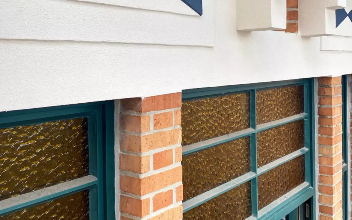 Detailbeeld van de gerestaureerde voorgevel