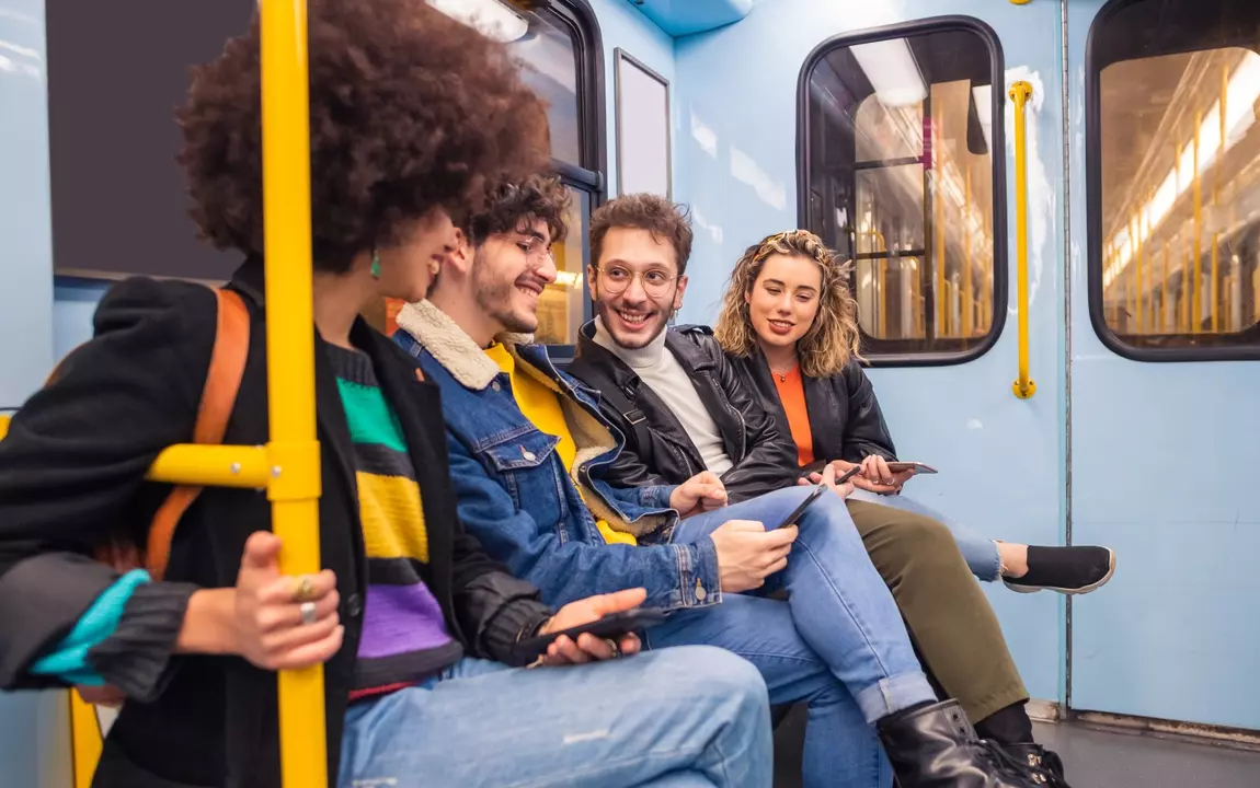 UiTPAS - EYCA1: 4 vrienden op tram met telefoon in de hand