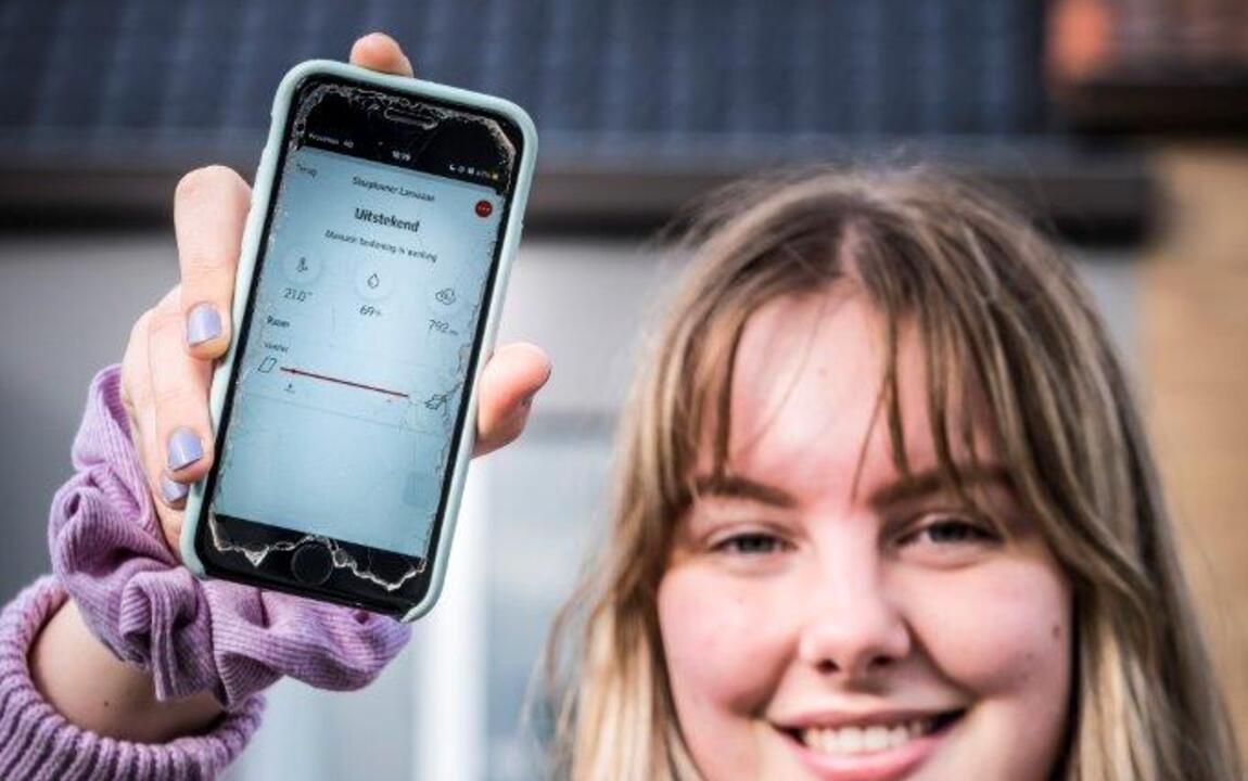 Lara toont de smart home app op haar smartphone