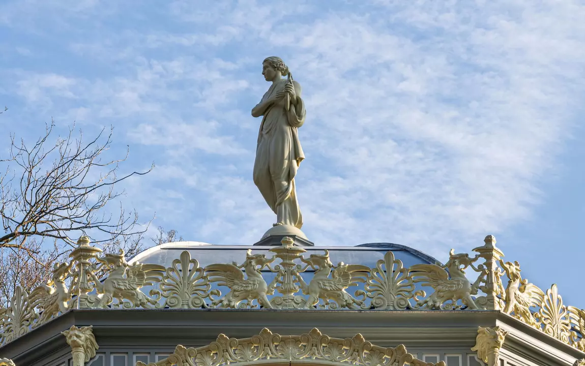 Muze Erato op het dak van de kiosk