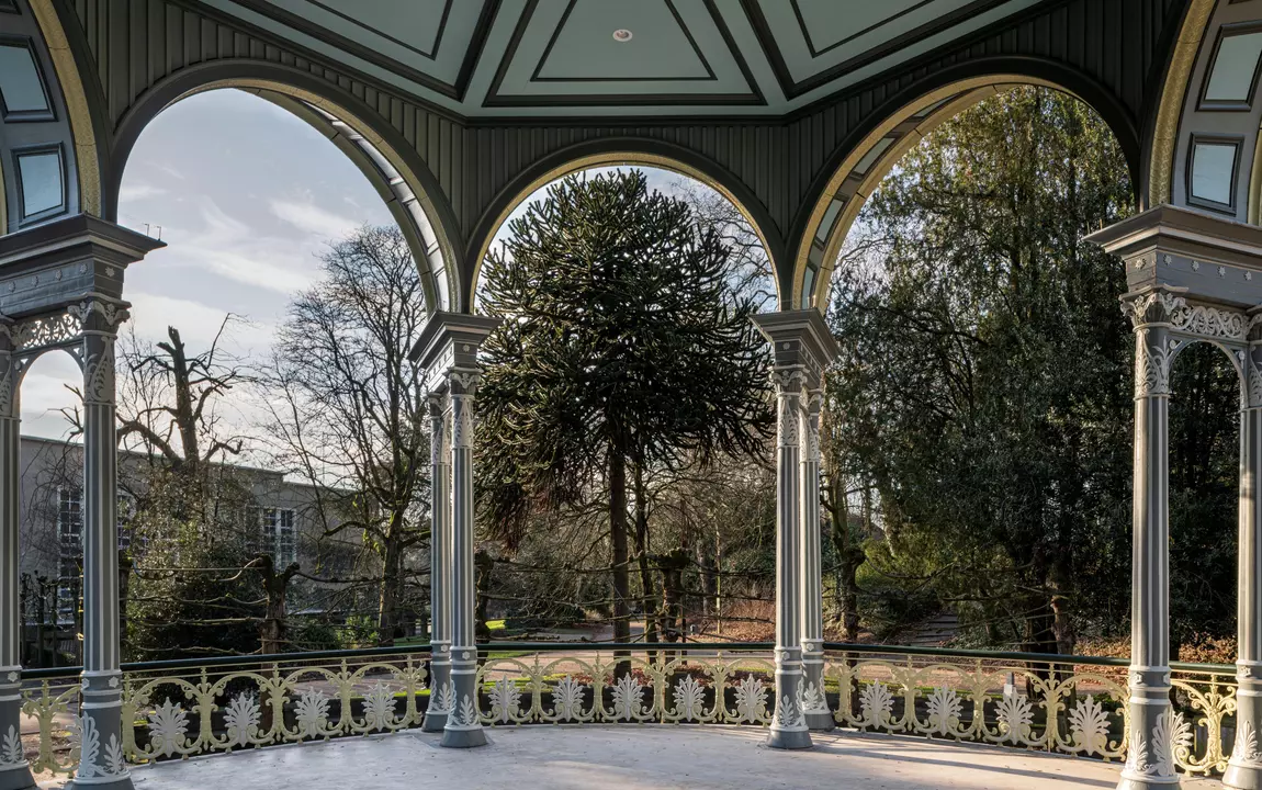zicht van op de kiosk, naar buiten toe