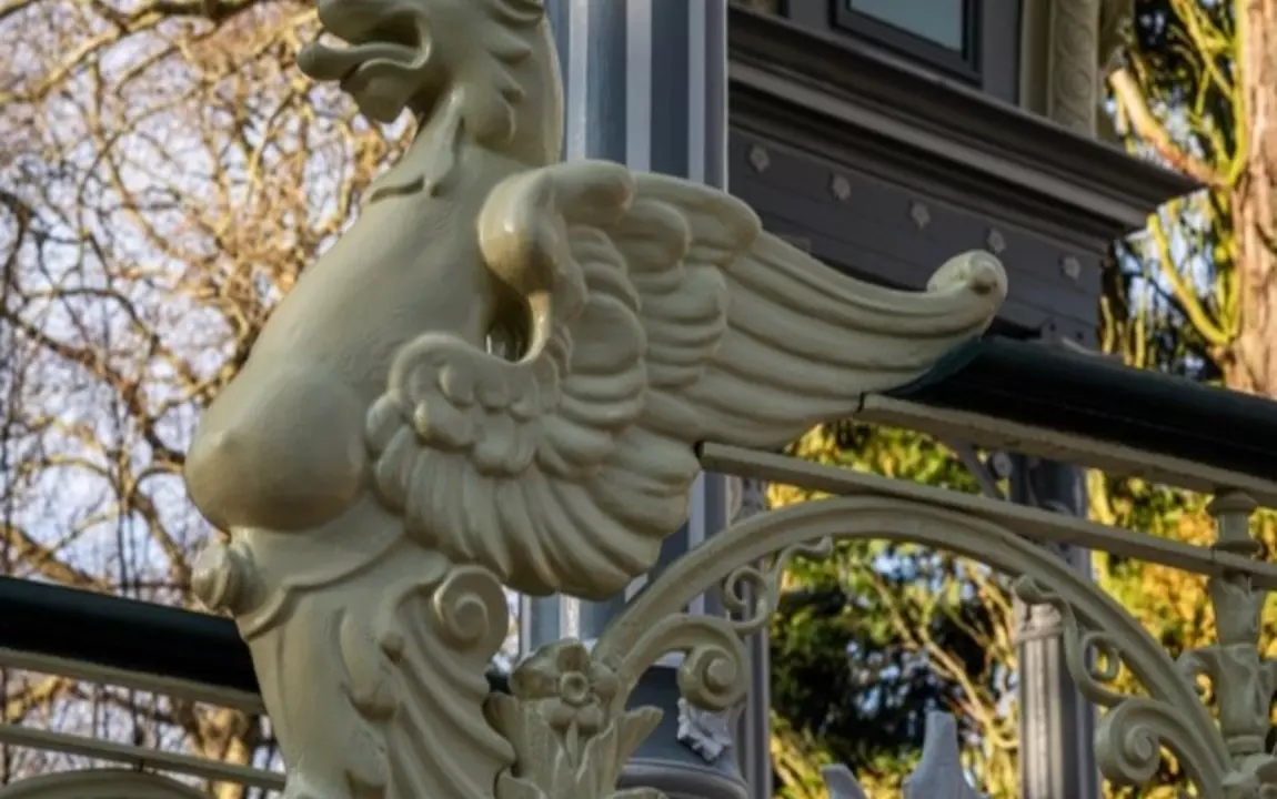 Detailbeeld van een gerestaureerde griffioen op de kiosk