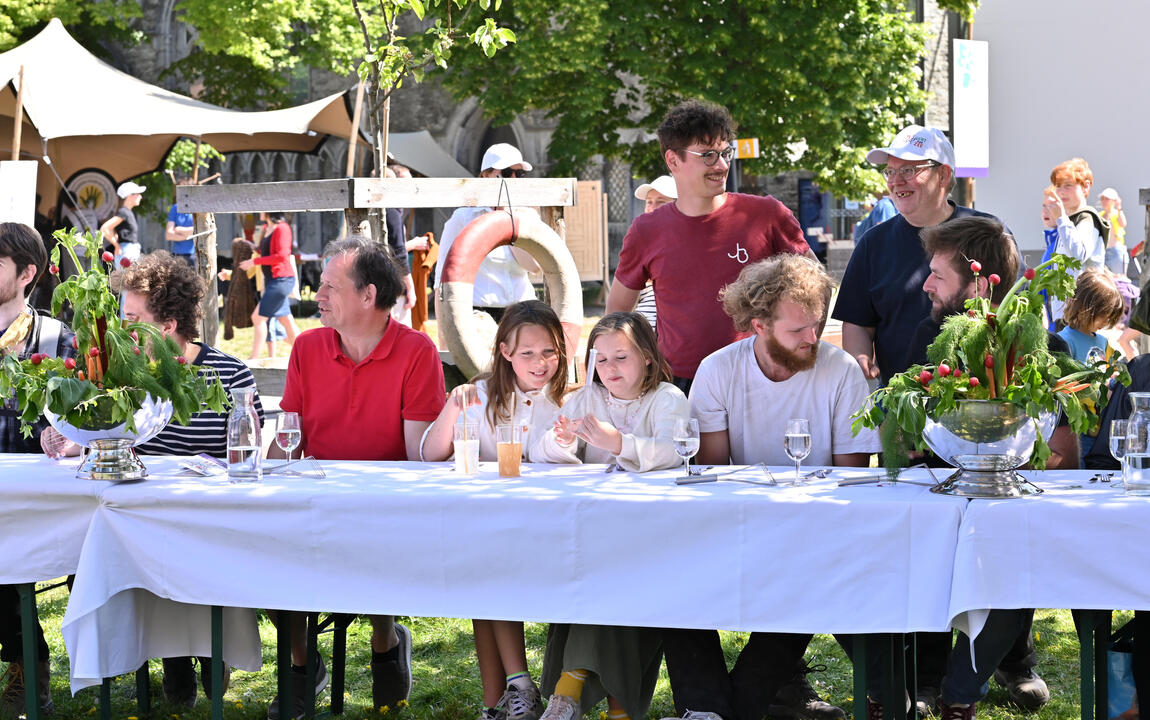 Gouden groentesaté lange eettafel 