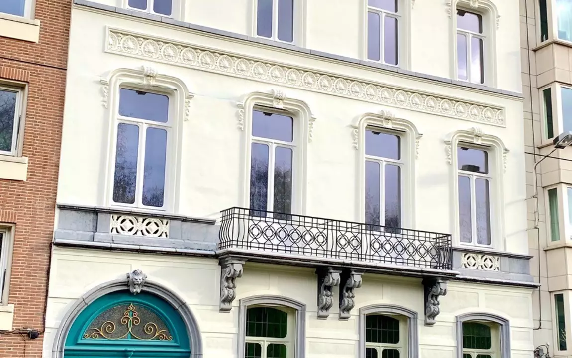 De hoofdgevel na restauratie
