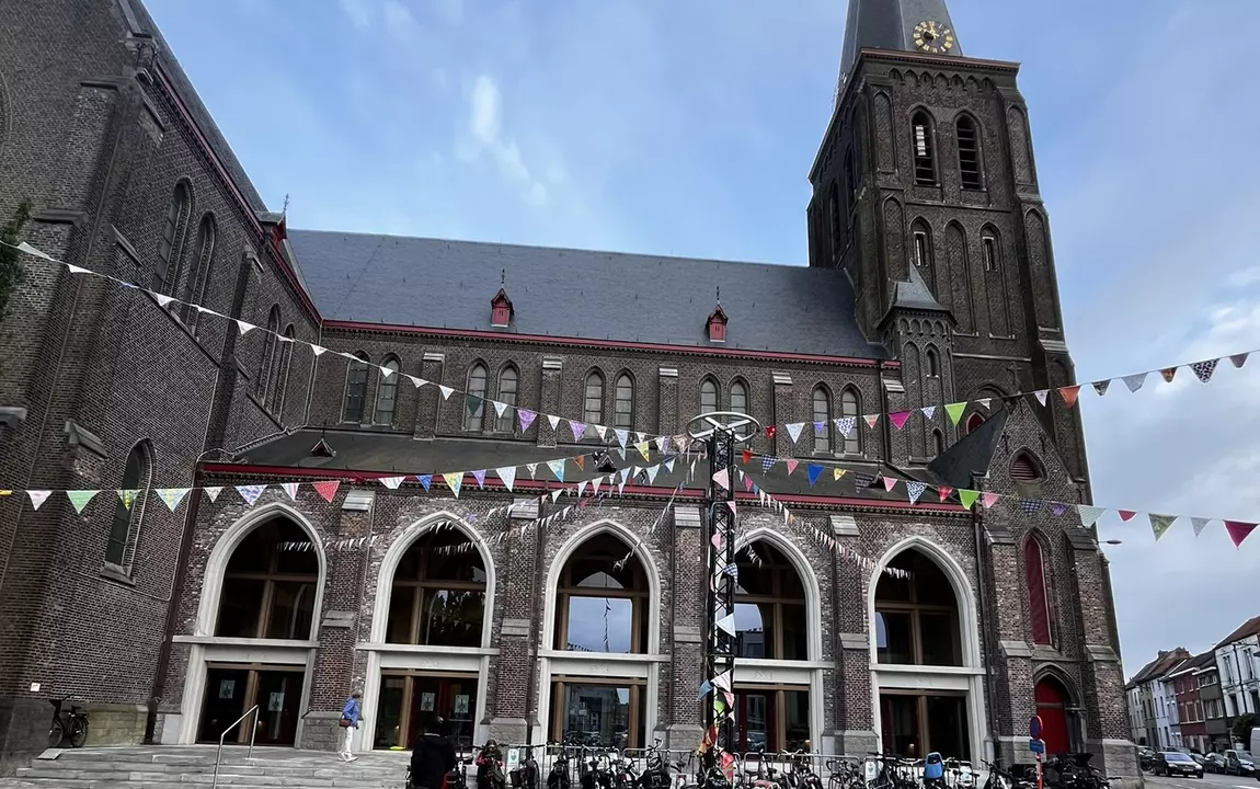 Zicht op de gerestaureerde kerk