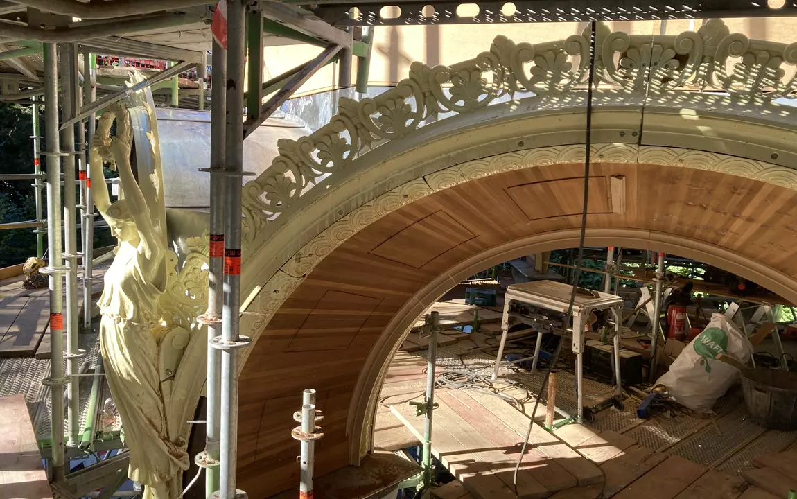 Tijdens de restauratie, met gerestaureerde engel