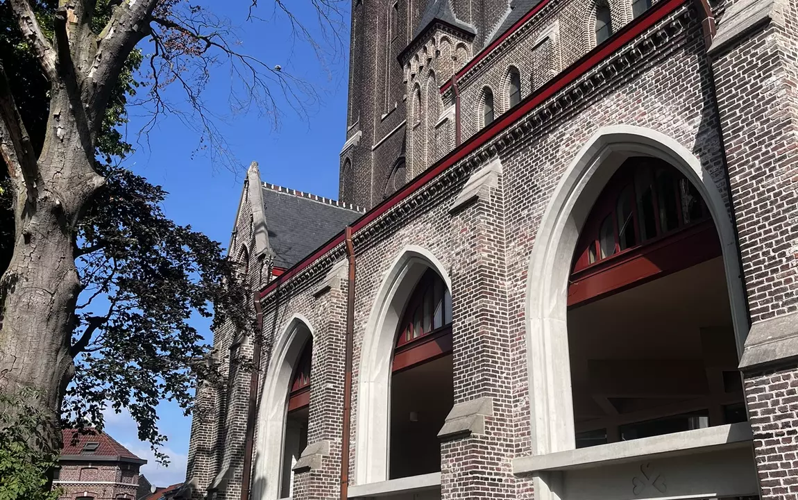 De opengewerkte zijbeuken van de kerk