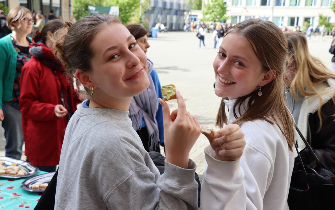 2 meisjes met een toastje in de hand