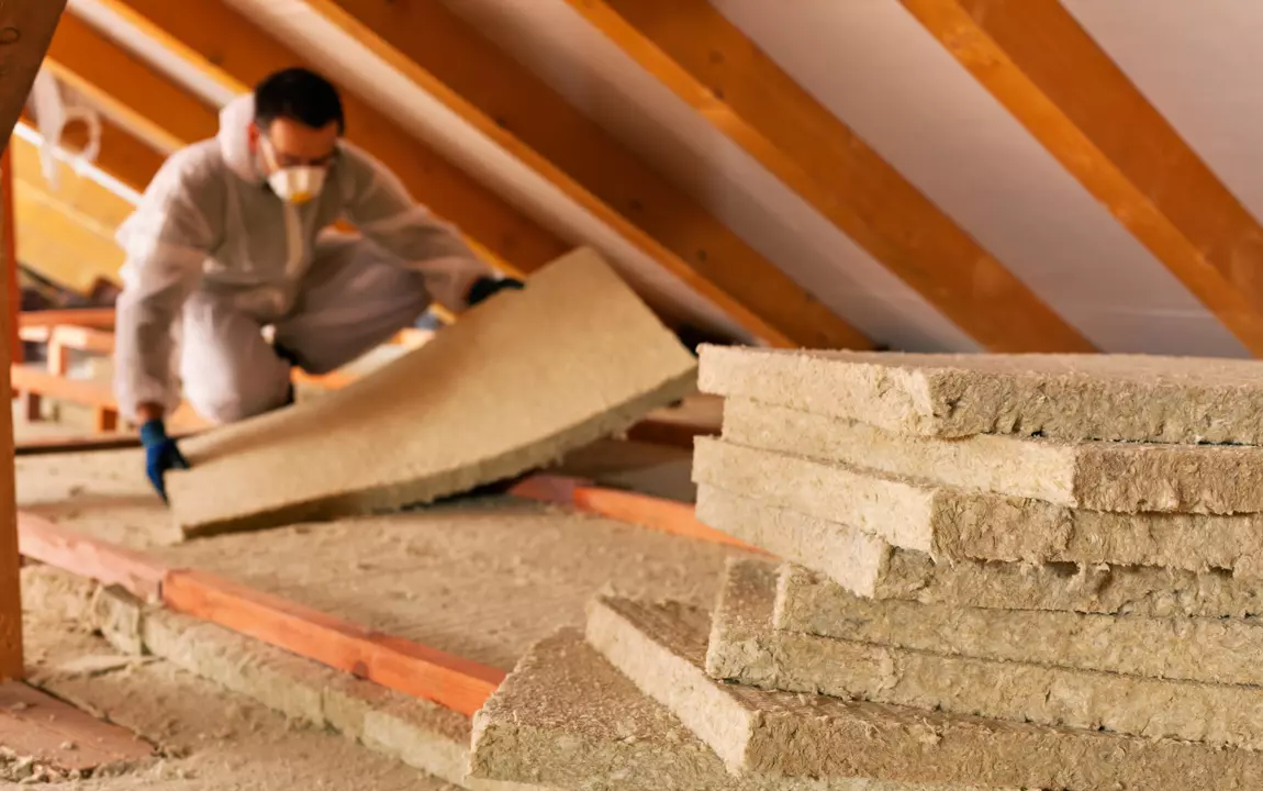 Man legt isolatie op zolder