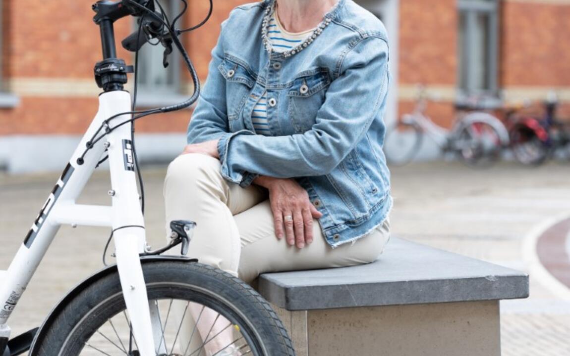 Portret van vrouw met fiets