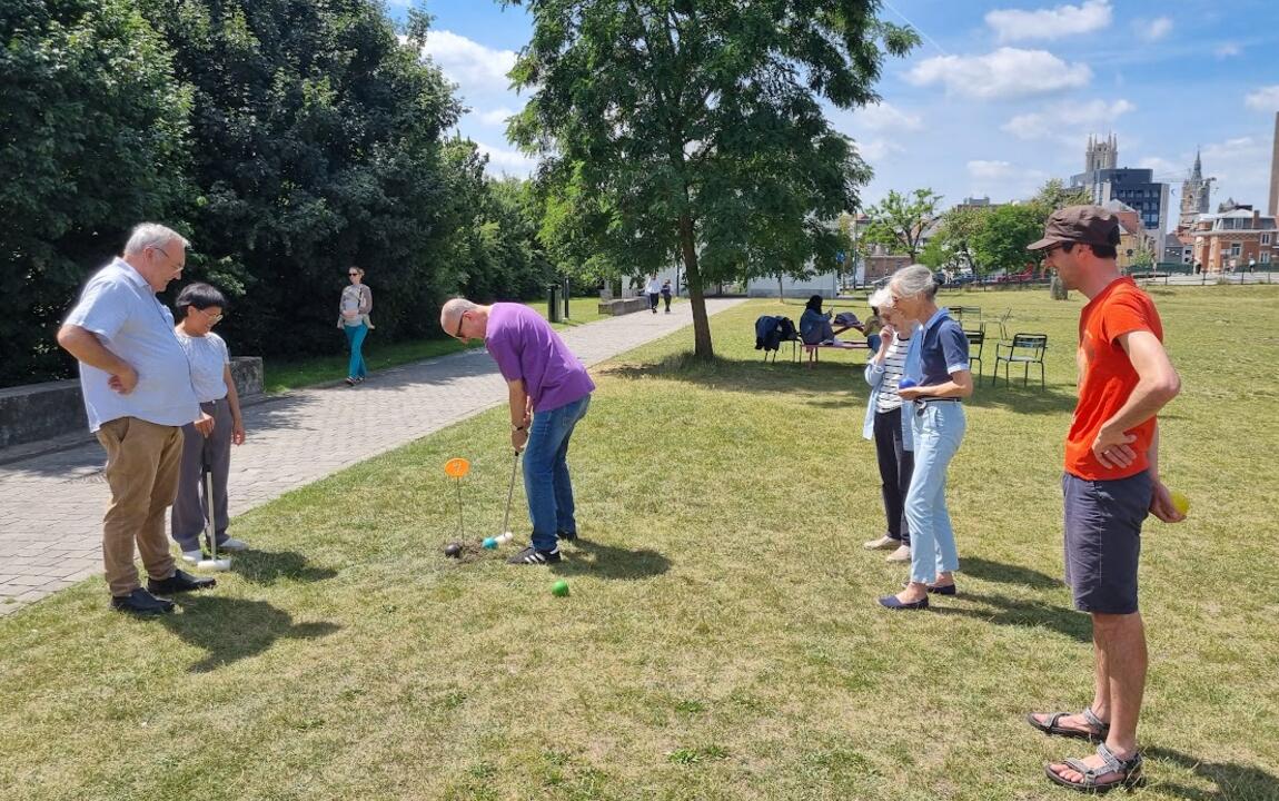 Mensen die krolf spelen op een grasveld