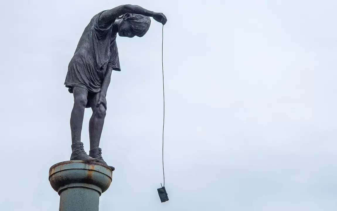 Het beeld 'Meisje met de portemonnee' in Gentbrugge