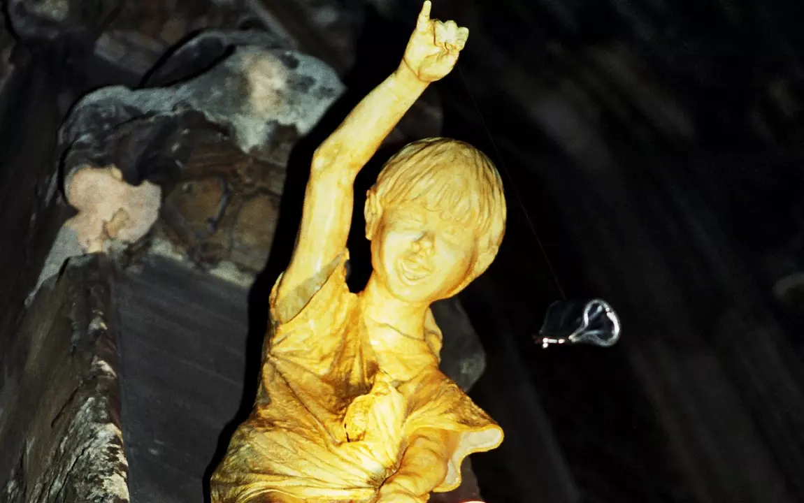 'Meisje met de portemonnee' in de nis van het stadhuis