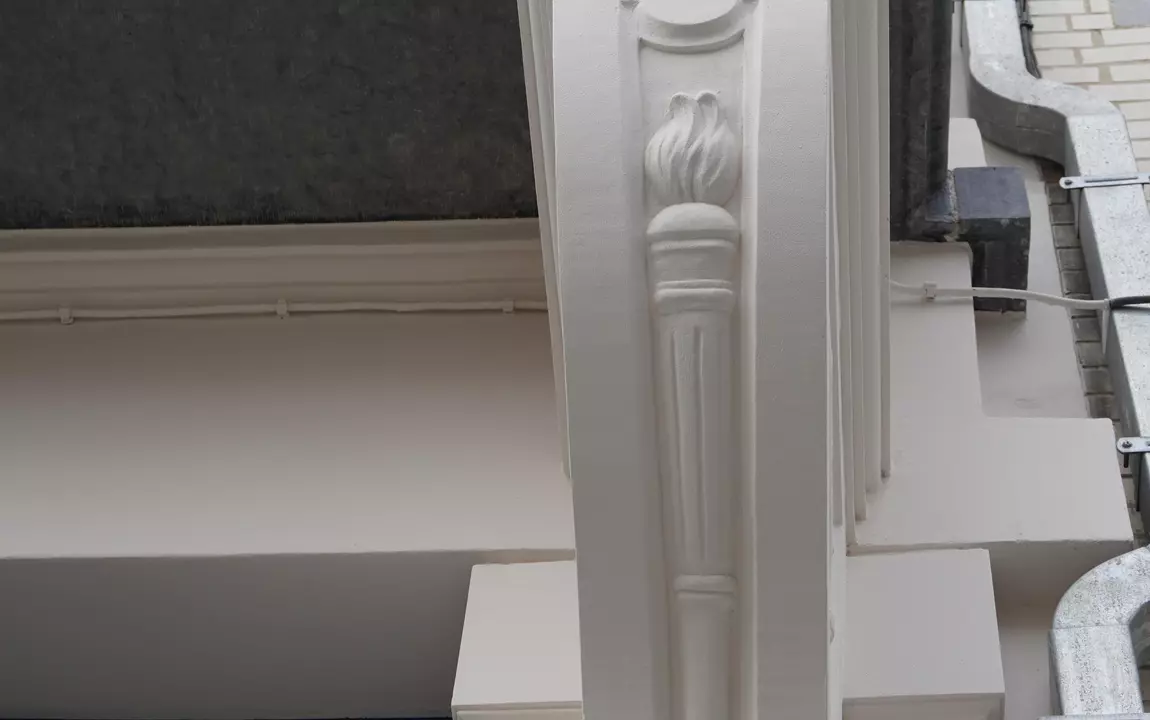 Detailbeeld van de gerestaureerde voorgevel