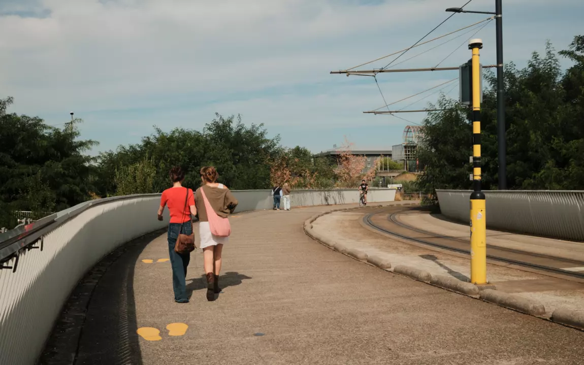 P+R the loop weg naar tram gele voetjes
