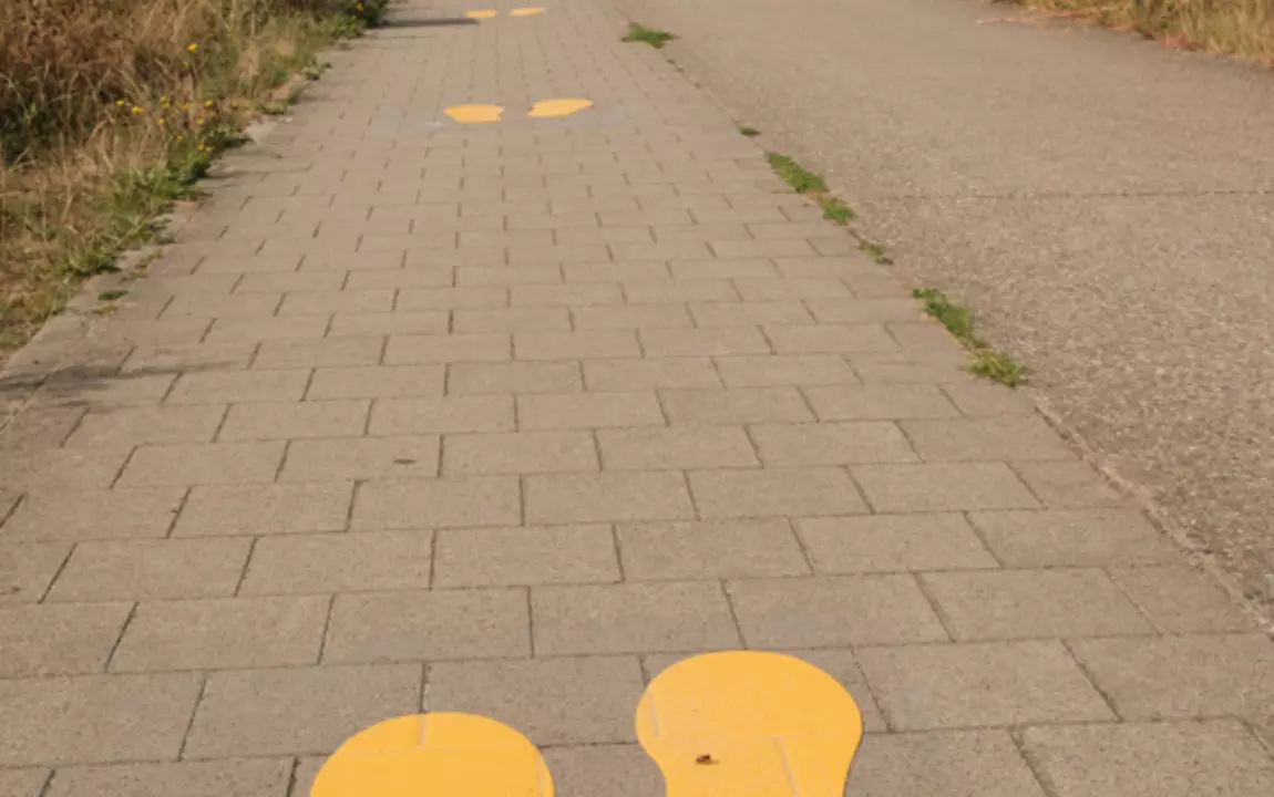 P+R the loop weg naar tram gele voetjes