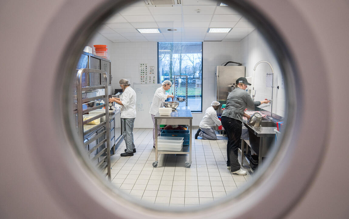 Restaurantmedewerkers aan de slag in de keuken