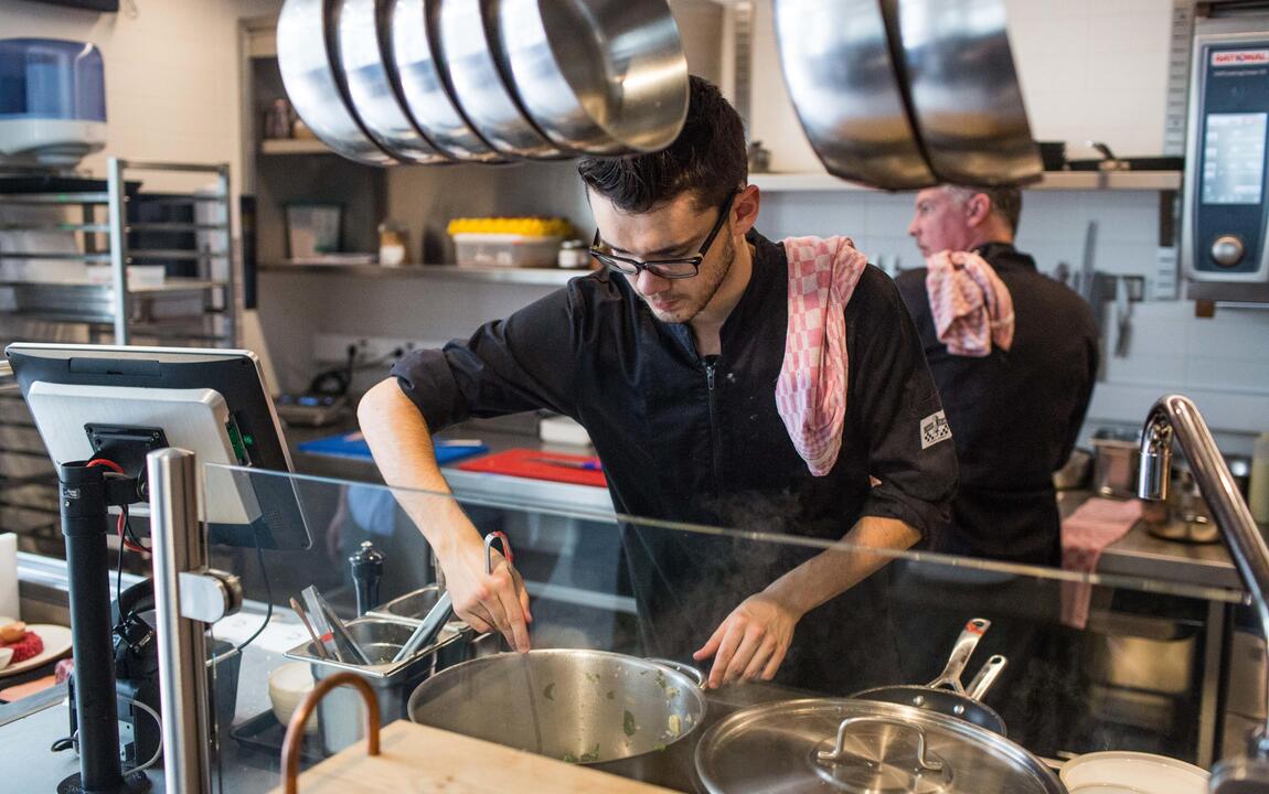 Koks aan het werk in restaurant