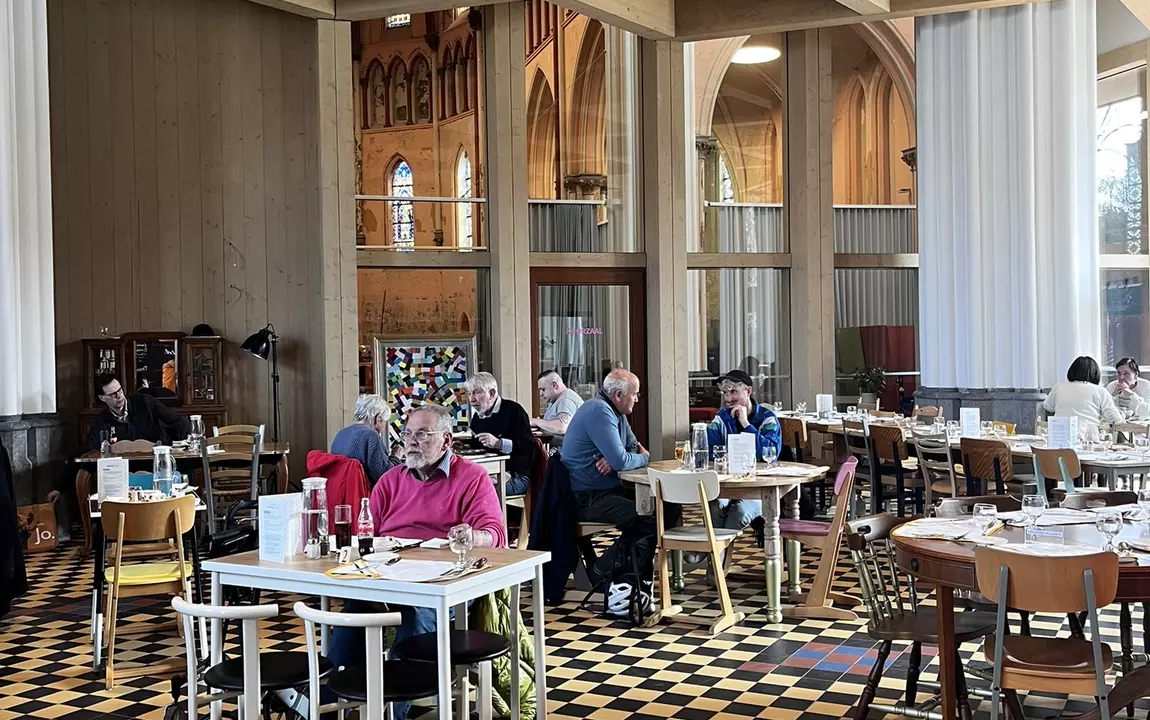 Het sociaal restaurant in de kerk