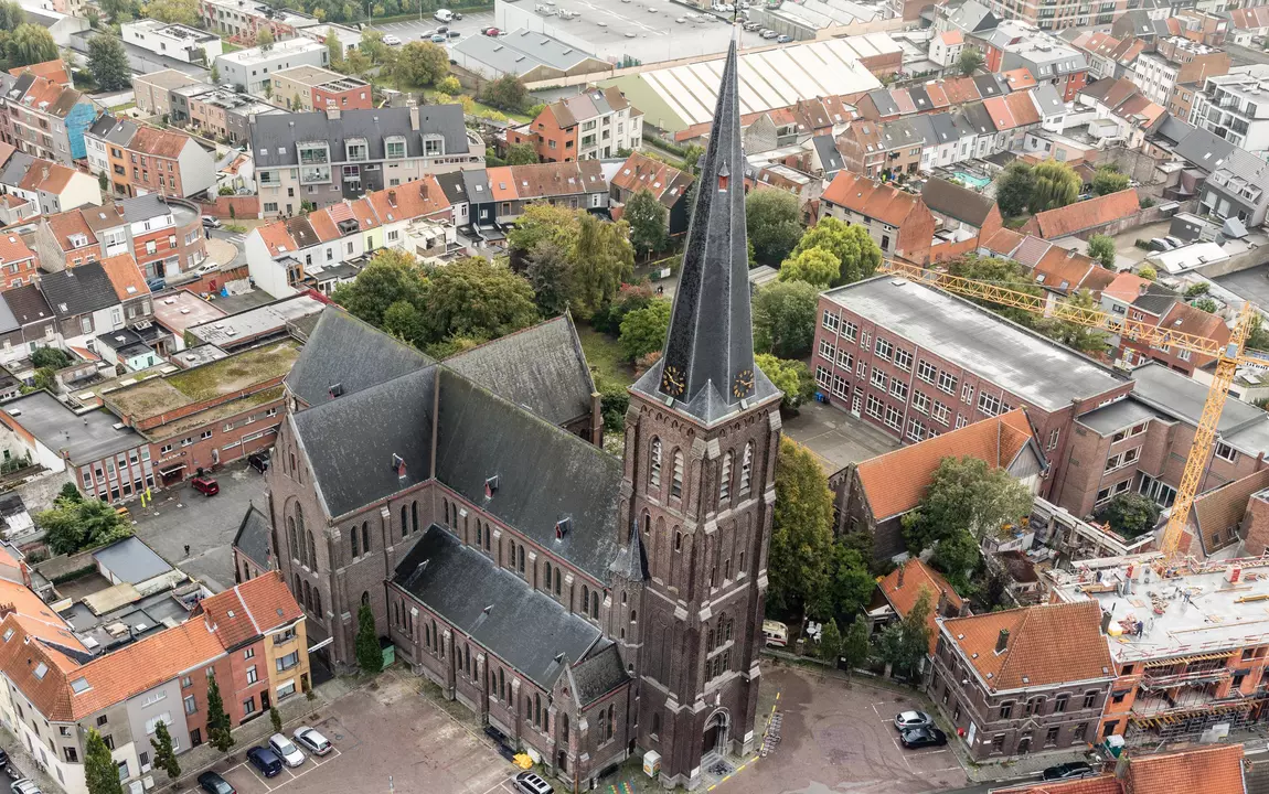 Dronefoto van de kerk en de omgeving, voor restauratie