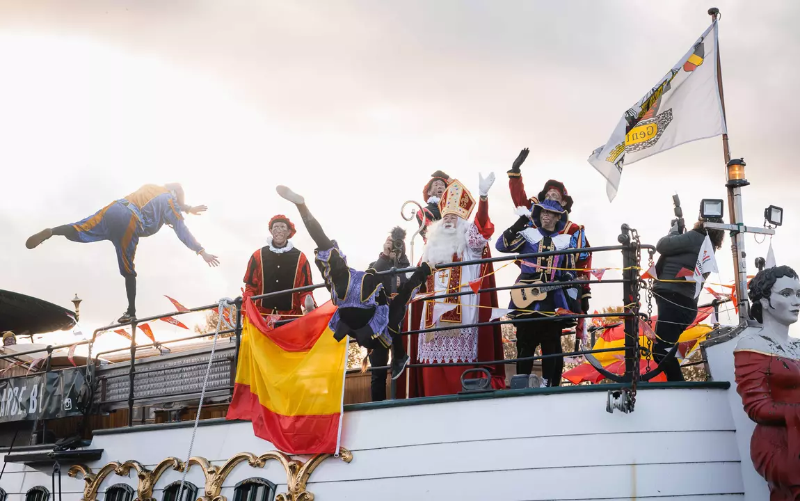 Sinterklaas spreekt de kinderen toe