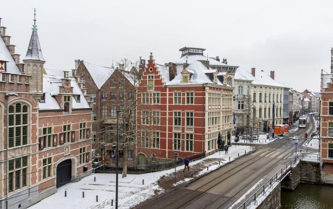 Besneeuwde gebouwen in centrum van Gent