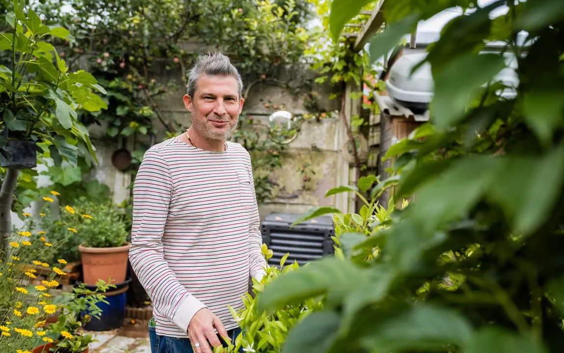 Man in zijn stadstuin