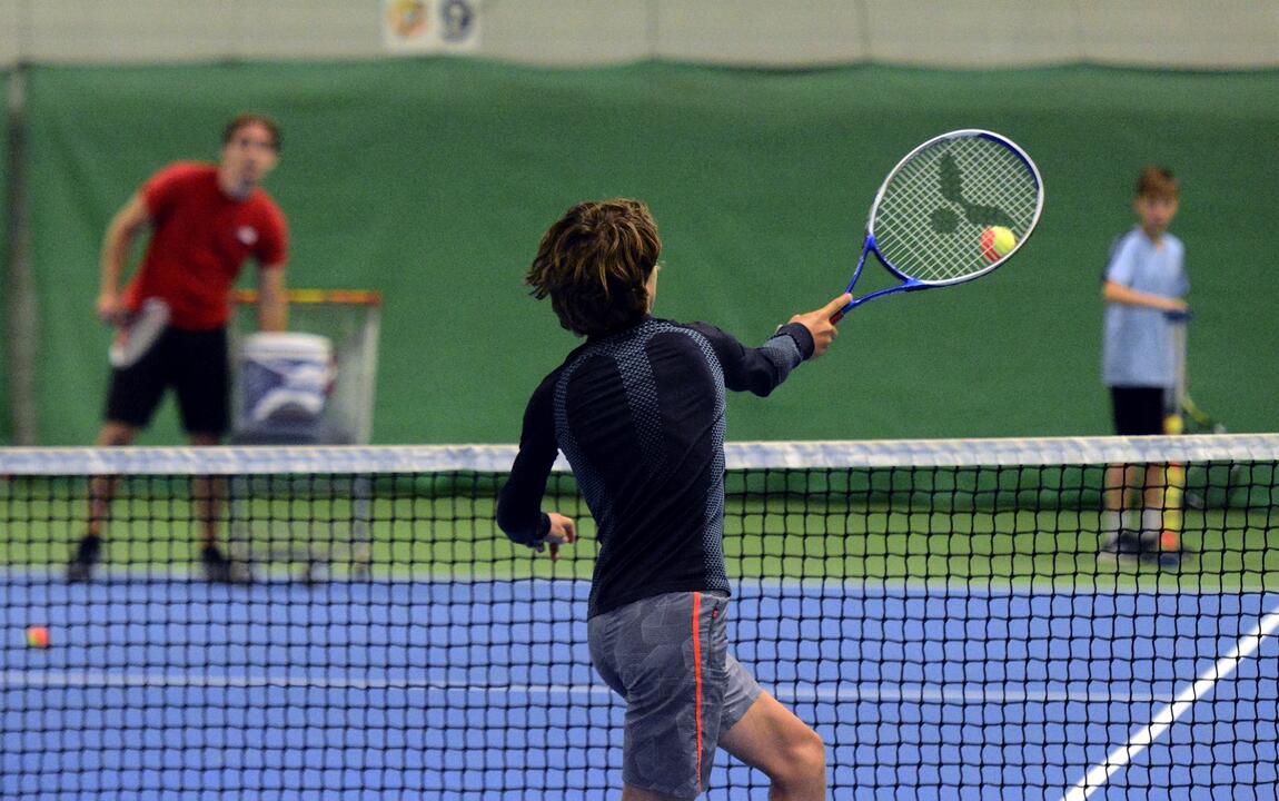 Jongen die tennis speelt