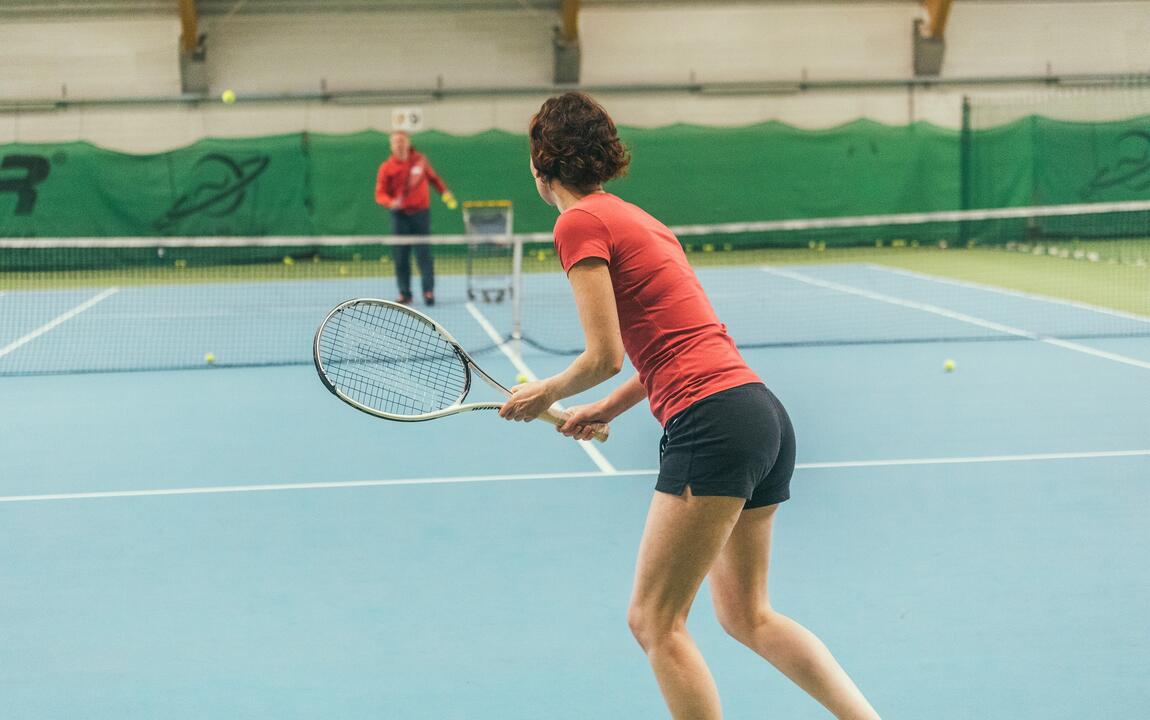 Vrouw die tennis speelt
