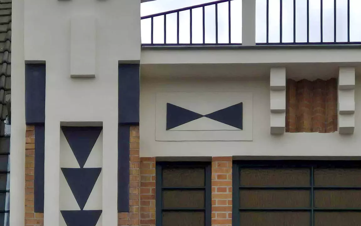 Detailbeeld van de gerestaureerde voorgevel
