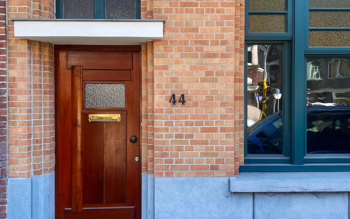 Detailbeeld van de gerestaureerde voorgevel