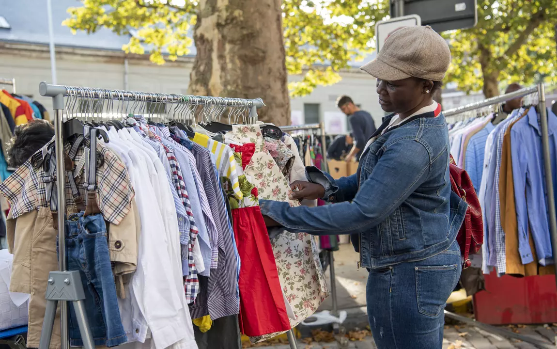 Vrouw bij kledij op rommelmarkt Bij Sint-Jacobs