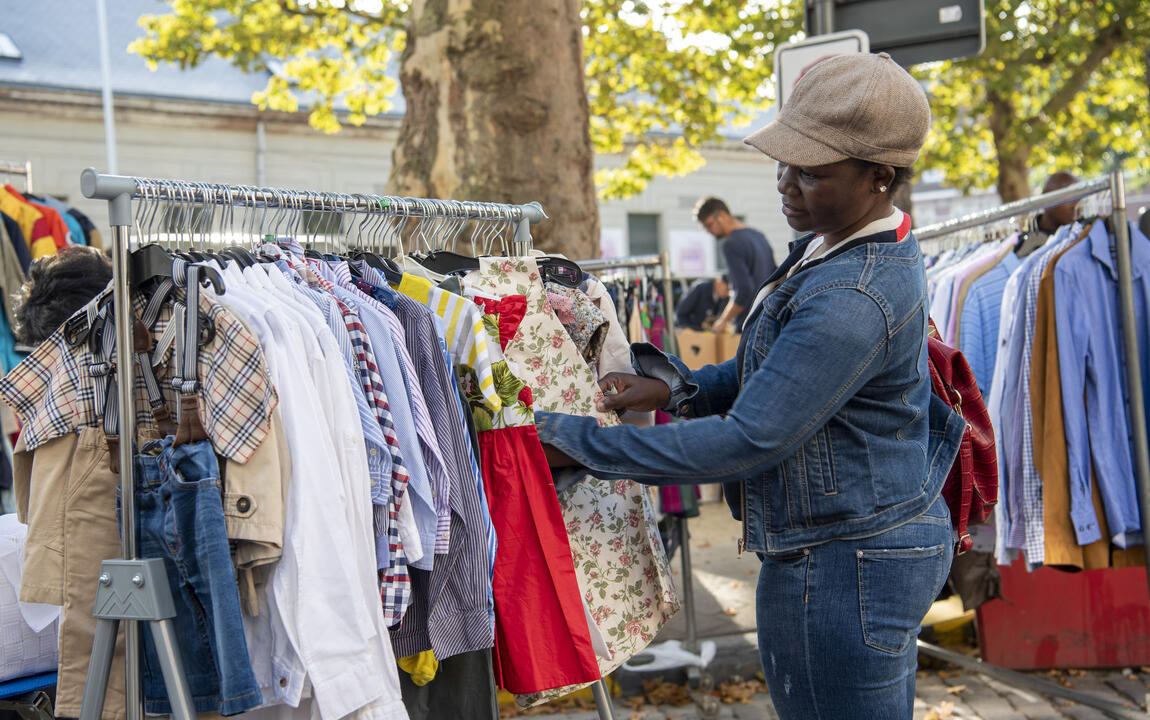 Vrouw bij kledij op rommelmarkt Bij Sint-Jacobs