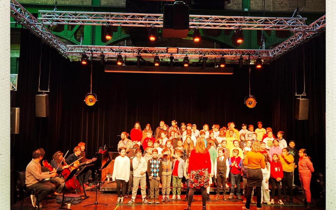 De leerlingen stralen op het podium van cultuurhuis De Centrale