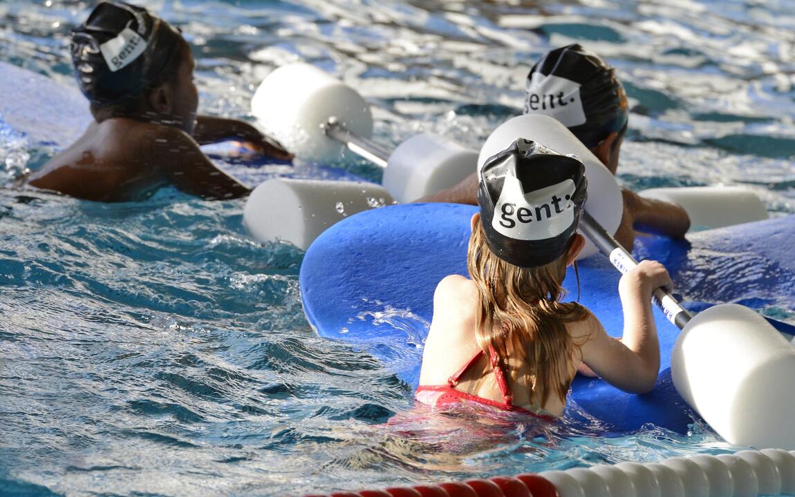 Kindjes die in het water spelen met een plankje