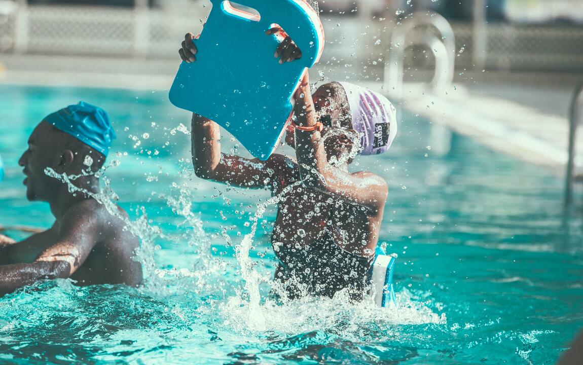 Een vrouw die in het water met een plankje zwaait