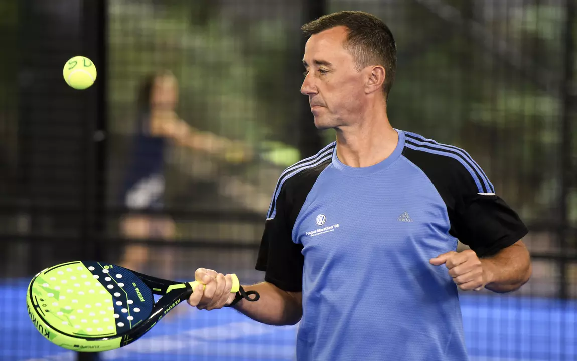 Een man die padel speelt op de terreinen van de Blaarmeersen