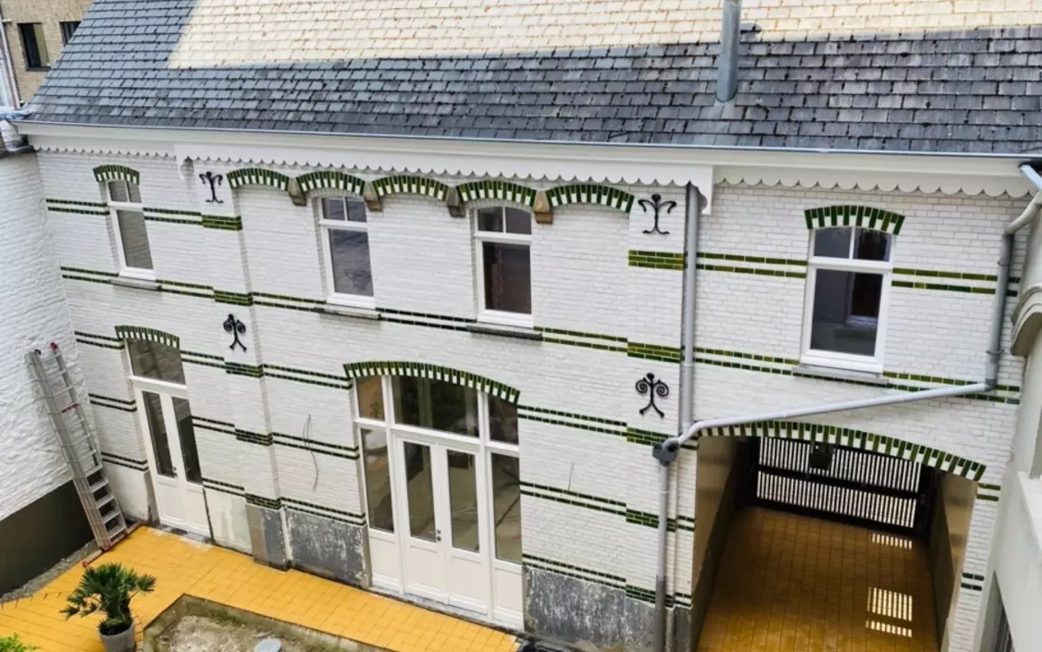 De gerestaureerde koergevel van het koetshuis in de Frère-Orbanlaan