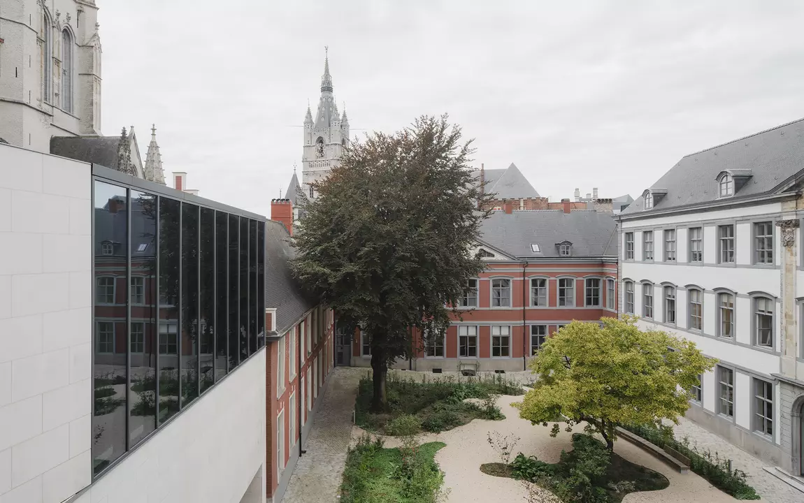 Zicht op de volledige site van het Sint-Baafshuis