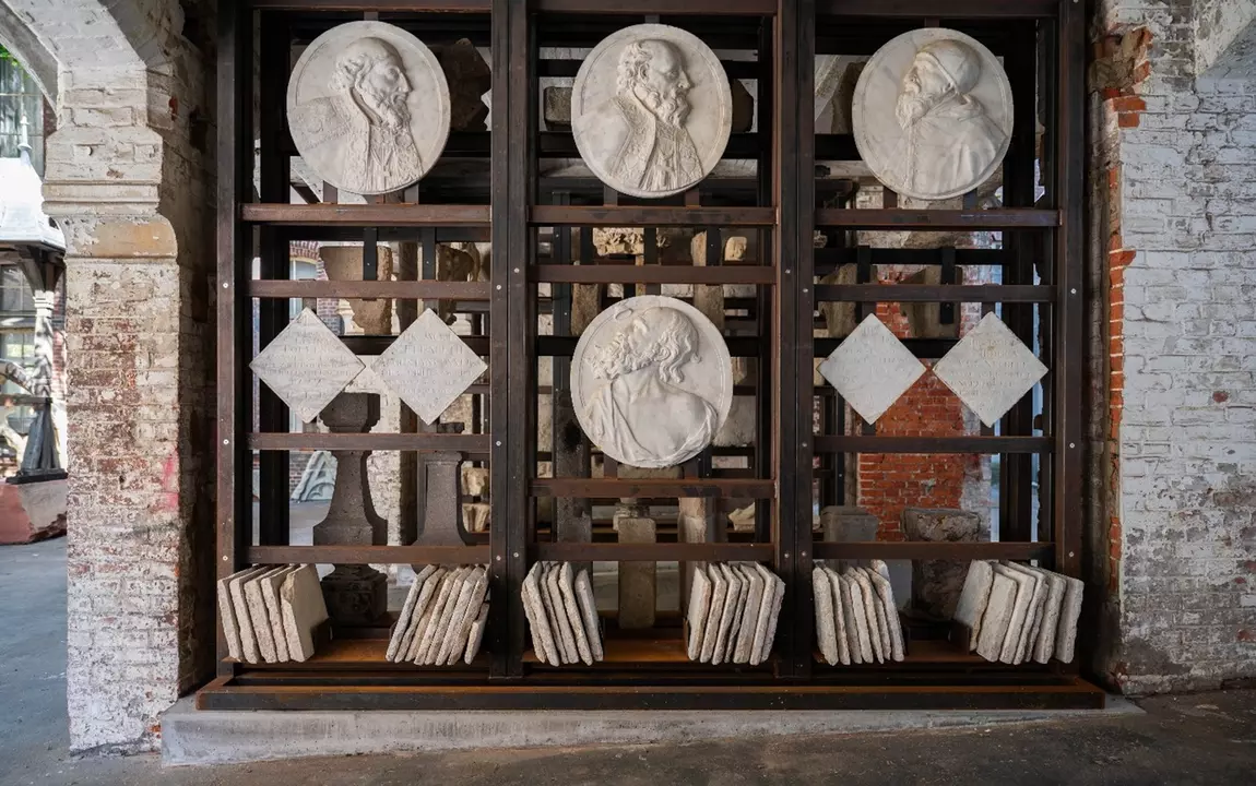 detail van de medaillons in de beeldentuin